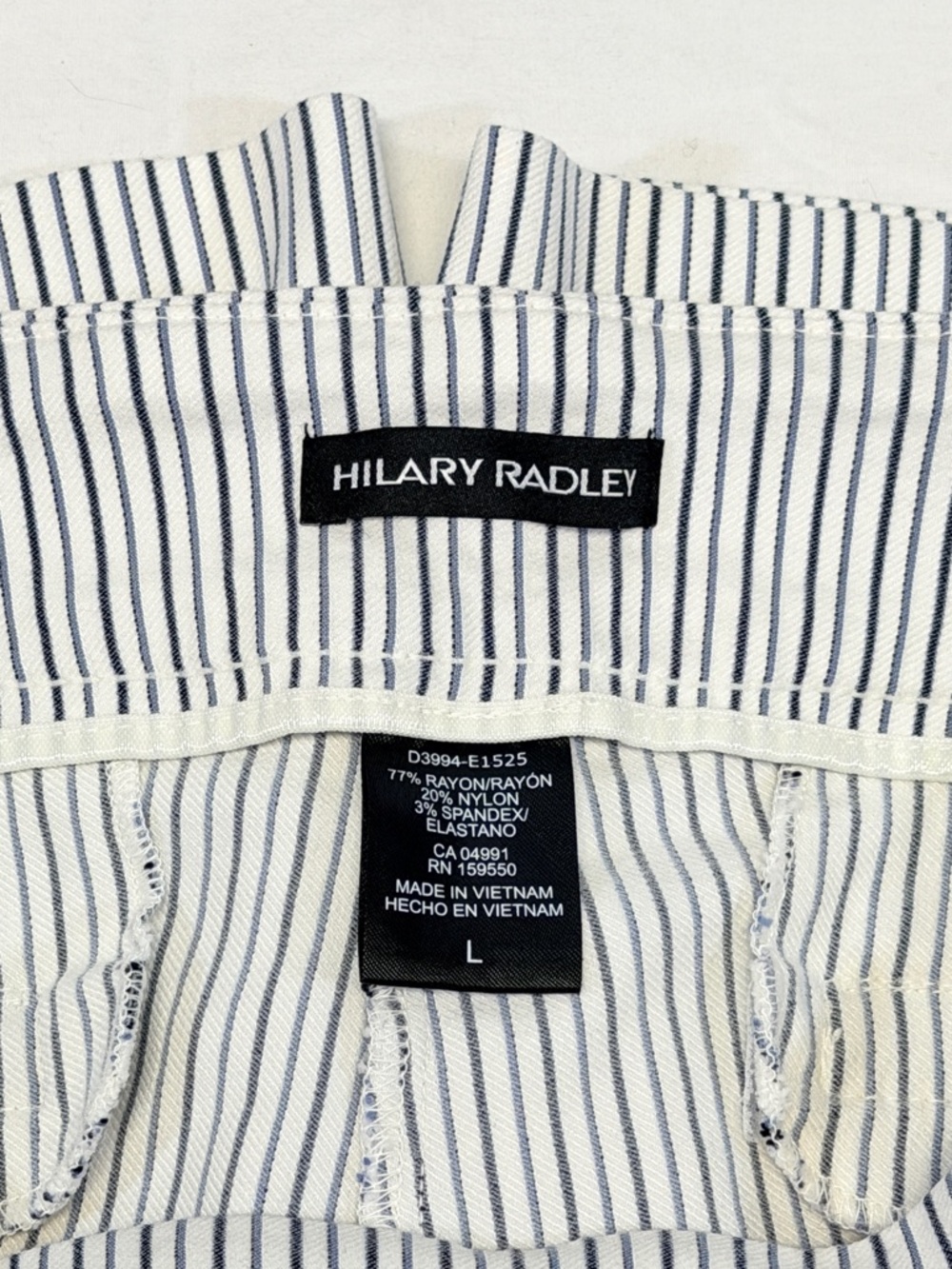 Hilary Radley Pinstripe Pull On Bermuda Shorts L Stretch White Blue - Picture 8 of 9